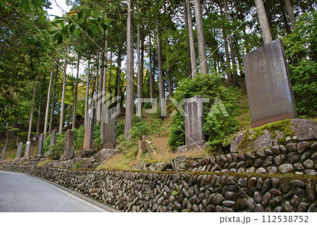 【秩父市】三峰神社　石碑が並ぶ参道 112538752
