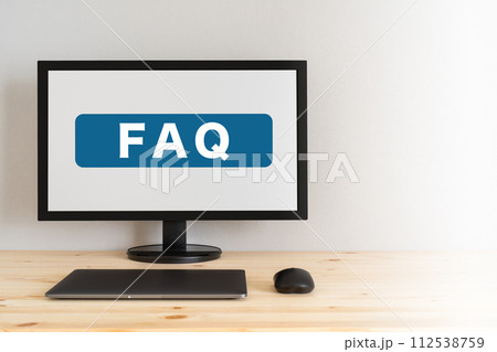 FAQと表示されているディスプレイとノートパソコン 112538759