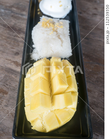 Mango sticky rice 112539350