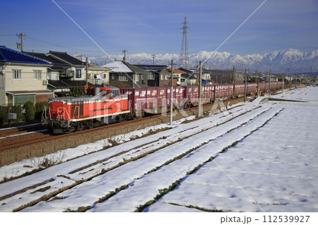 絶景の北陸本線を走るDE10形ディーゼル機関車牽引の貨物列車_2014/12/28撮影 絶景の北陸本線を走るDE10形ディーゼル機関車牽引の貨物列車_2014/12/28撮影 112539927