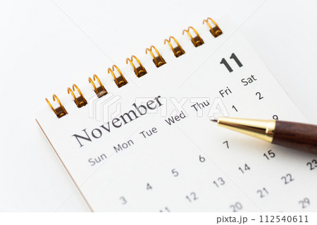 11月のカレンダーとボールペン 11月のカレンダーとボールペン 112540611