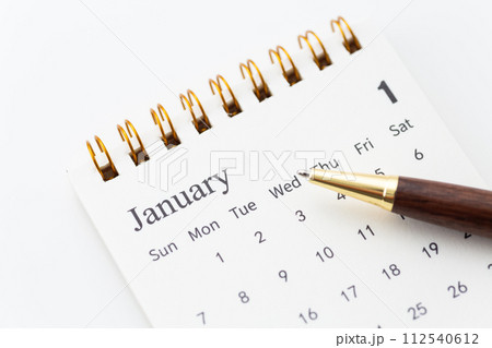 1月のカレンダーとボールペン 1月のカレンダーとボールペン 112540612