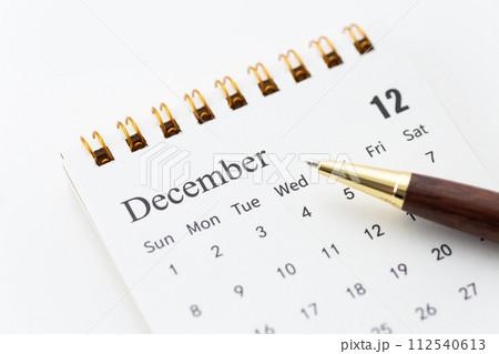 12月のカレンダーとボールペン 112540613