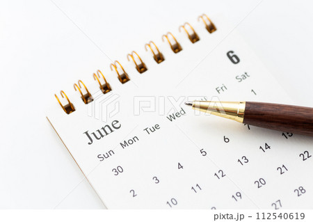 6月のカレンダーとボールペン 6月のカレンダーとボールペン 112540619