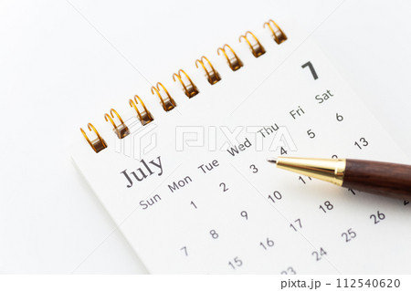 7月のカレンダーとボールペン 7月のカレンダーとボールペン 112540620