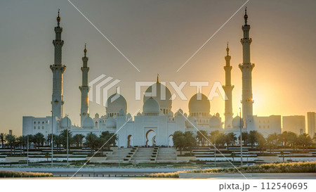 Sheikh Zayed Grand Mosque in Abu Dhabi at sunset timelapse, UAE 112540695
