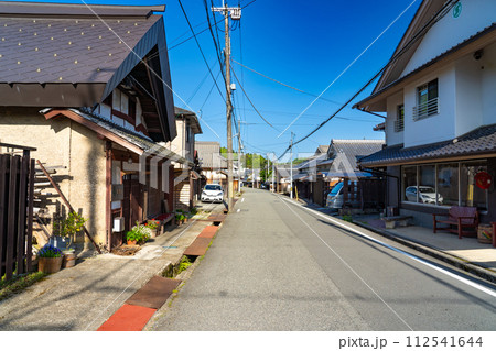 【重要伝統的建造物群保存地区】福住　初夏の朝の福住中地区の風景1　兵庫県丹波篠山市 112541644