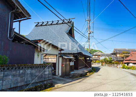【重要伝統的建造物群保存地区】福住　初夏の朝の西野々地区の風景2　兵庫県丹波篠山市 112541653