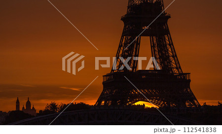 Eiffel Tower sunrise timelapse with boats on Seine river and in Paris, France. 112541838
