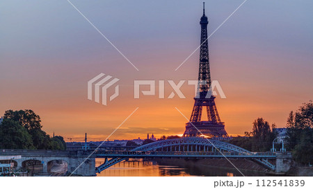 Eiffel Tower sunrise timelapse with boats on Seine river and in Paris, France. 112541839