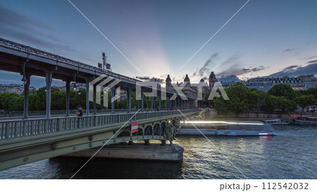 View of pont de Bir-Hakeim day to night timelapse - a bridge that crosses the Seine River. Paris, France 112542032
