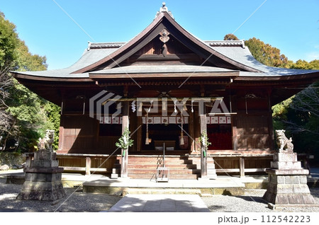 磐田市　府八幡宮の社殿と青空 112542223