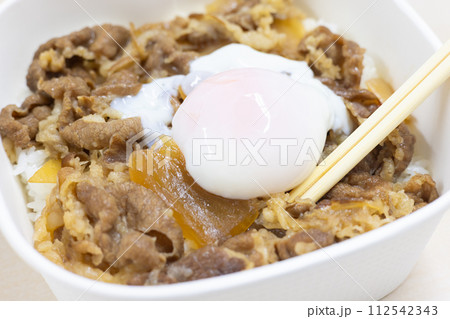 美味しい温玉のせ牛丼弁当 112542343