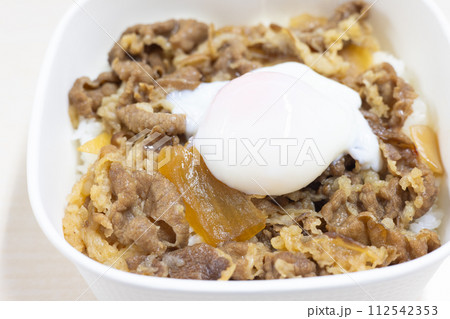 美味しい玉子のせ牛丼弁当 112542353