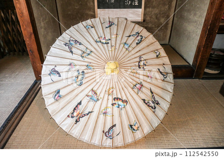 岩手盛岡の一ノ倉邸の鹿鳴館時代の西洋絵画のモチーフの番傘 岩手盛岡の一ノ倉邸の鹿鳴館時代の西洋絵画のモチーフの番傘 112542550