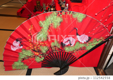 岩手県盛岡市歴史的建造物一ノ倉邸のひな祭りに飾られたおめでたい赤字に松とツル 岩手県盛岡市歴史的建造物一ノ倉邸のひな祭りに飾られたおめでたい赤字に松とツル 112542558