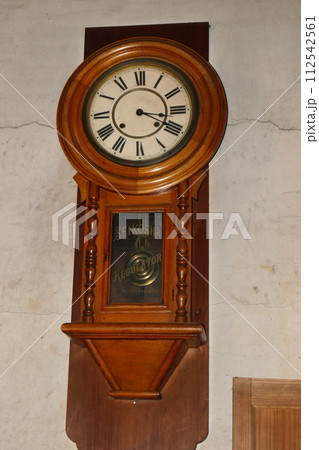 大きなのっぽの古時計の歌詞のような岩手県盛岡市の歴史的建造物の一ノ倉邸の時計 112542561