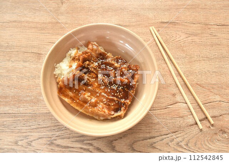 roasted slice pork bacon dressing Teriyaki Japanese sauce on rice in bowl roasted slice pork bacon dressing Teriyaki Japanese sauce on rice in bowl 112542845