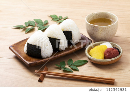 沢庵と梅干しとお茶を添えたおにぎり 沢庵と梅干しとお茶を添えたおにぎり 112542921
