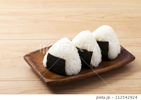 木皿に並べたおにぎり 木皿に並べたおにぎり 112542924