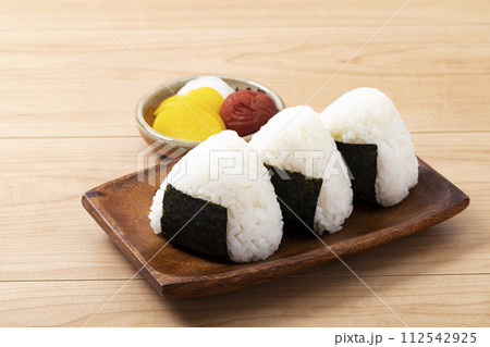 沢庵と梅干しを添えたおにぎり 沢庵と梅干しを添えたおにぎり 112542925