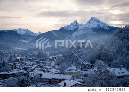 ドイツ　冬のベルヒテスガーデンの街並み　聳えるヴァッツマン山 112542951