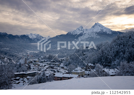 ドイツ 冬のベルヒテスガーデンの街並み 聳えるヴァッツマン山 ドイツ 冬のベルヒテスガーデンの街並み 聳えるヴァッツマン山 112542955