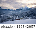 ドイツ　冬のベルヒテスガーデンの街並み　聳えるヴァッツマン山 112542957