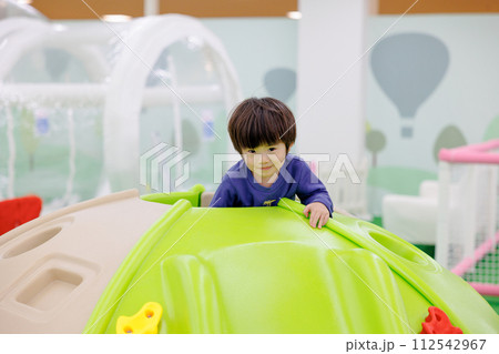 元気に遊びまわる男の子 元気に遊びまわる男の子 112542967