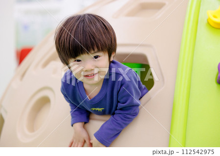 元気に遊びまわる男の子 元気に遊びまわる男の子 112542975