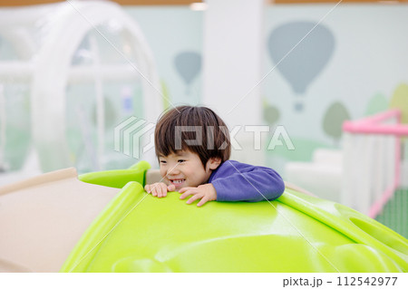 元気に遊びまわる男の子 112542977