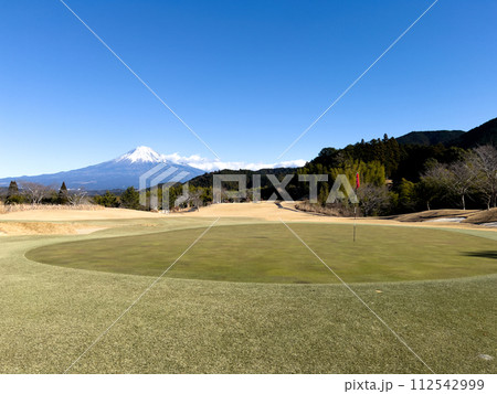 ゴルフコースのフェアウェイ 112542999