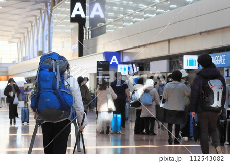 大きなバックパックを背負った旅行者 空港のロビーの風景 大きなバックパックを背負った旅行者 空港のロビーの風景 112543082