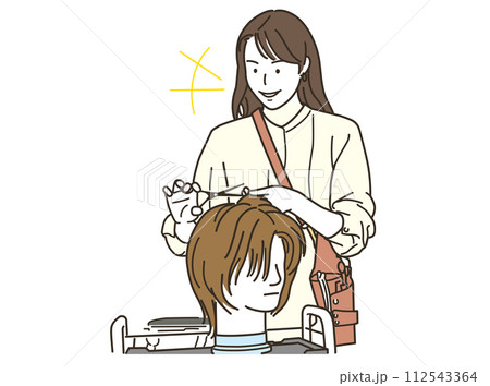 ヘアマネキンでカット練習をする女性美容師 112543364