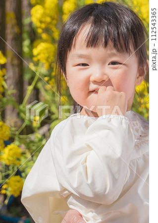菜の花畑で遊ぶ幼児 112543365