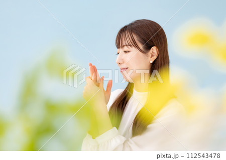 ビューティー 女性 ブルーバック 前ボケ ビューティー 女性 ブルーバック 前ボケ 112543478