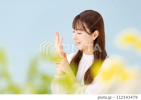 ビューティー 女性 ブルーバック 前ボケ ビューティー 女性 ブルーバック 前ボケ 112543479