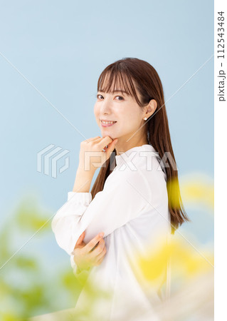 ビューティー　女性　ブルーバック　前ボケ 112543484