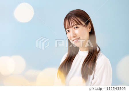 ビューティー　女性　ブルーバック　前ボケ 112543503