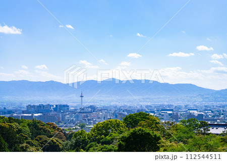 京都府　京都市　関西　近畿地方　鳥居　夏　観光　神社　仏閣　寺　伝統文化　参拝　見下ろし　市街地 112544511