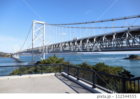 千畳敷から見る大鳴門橋（兵庫県 徳島県 鳴門海峡） 112544555