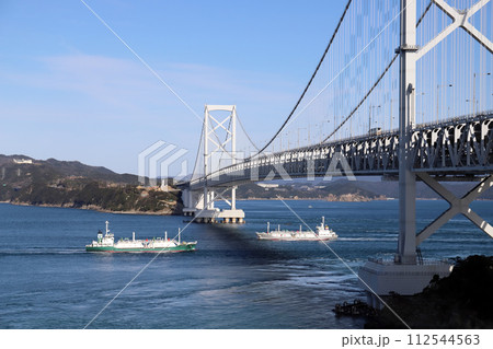 千畳敷から見る大鳴門橋（兵庫県 徳島県 鳴門海峡） 112544563