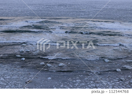 オホーツク海冬日 112544768