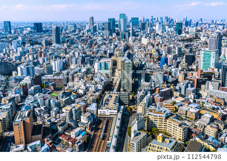 日本の東京都市景観 変貌する渋谷。渋谷の摩天楼・桜丘口再開発のビルも完成…電車も見える 112544798