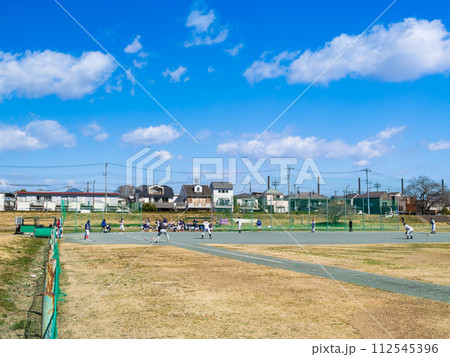 シニアチームの野球試合 多摩川河川敷グラウンド シニアチームの野球試合 多摩川河川敷グラウンド 112545396