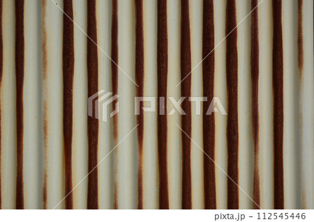 錆びたトタン板の壁 112545446
