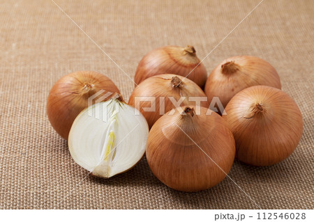 麻布の地に並べた玉ねぎ 112546028