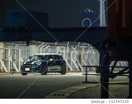 港のフェンス沿いに停車するSUV 112547220