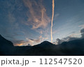 夕焼けに染まる雲 112547520