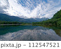 青い池とドラマチックな雲の青空 112547521